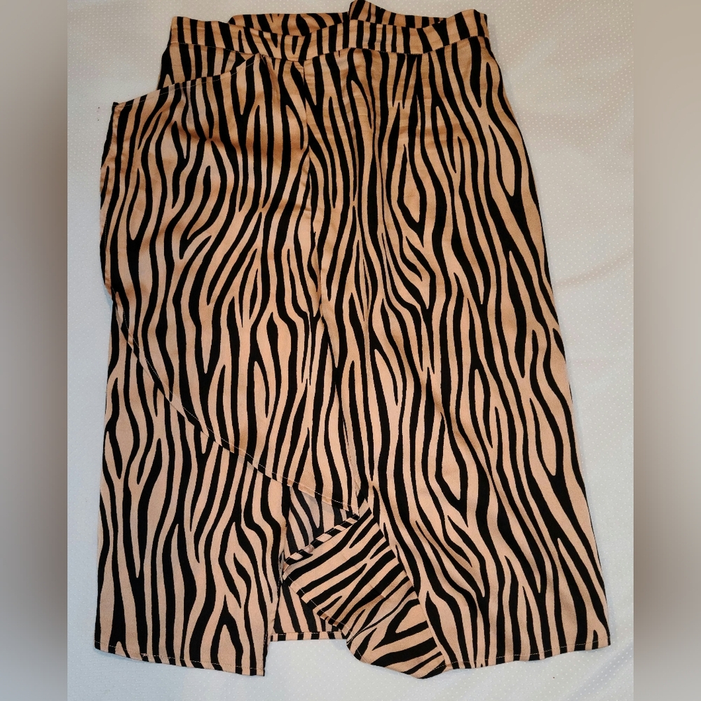LIKE NEW Womens L.N.V Size L Skirt with a Ruffle front